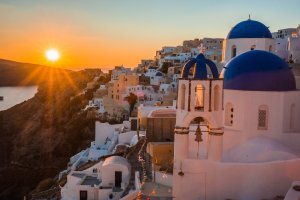 sunset-in-oia-santorin-greece-shutterstock_541645051.jpg